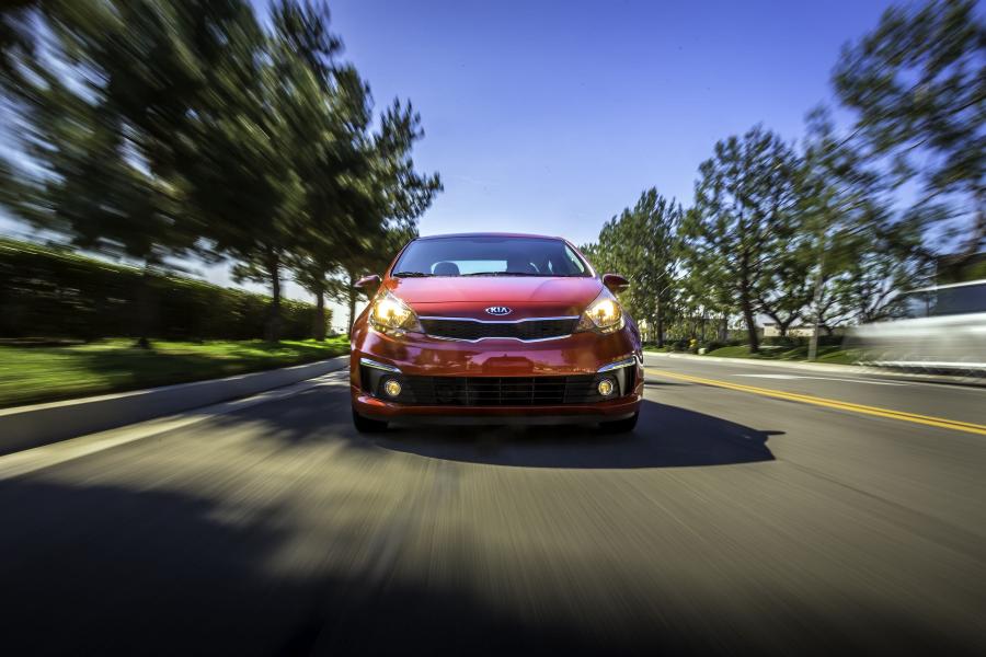  Kia Rio Sedan 2015 года  (US) (фото 5 из 27)